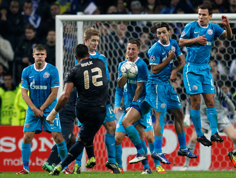 Los futbolistas no se protegen la entrepierna al hacer la barrera por capricho. Foto: AP Images